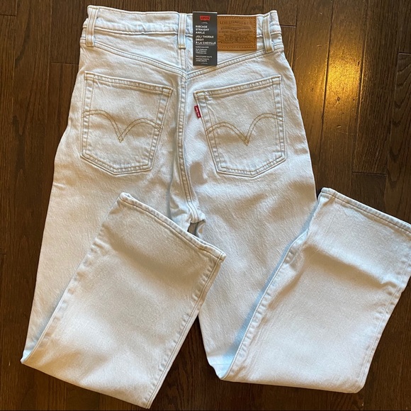 NEW Levi’s Ribcage Super High-Rise Cropped Jeans - Picture 15 of 15